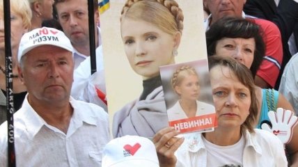 Тимошенко ждет гостей, а под больницей собрались ее сторонники