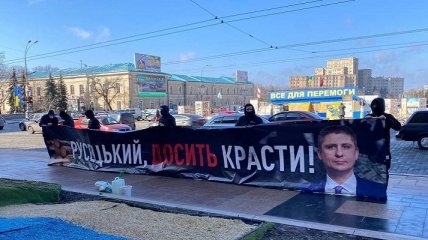 Националисты жгут файеры под зданием облсовета в Харькове: что они требуют (фото, видео)