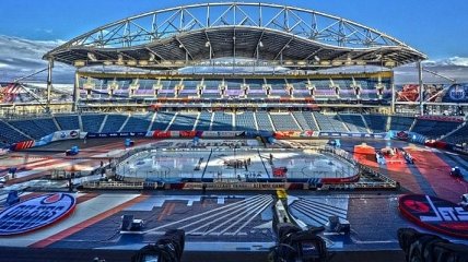 В НХЛ прошел первый матч сезона на открытом воздухе