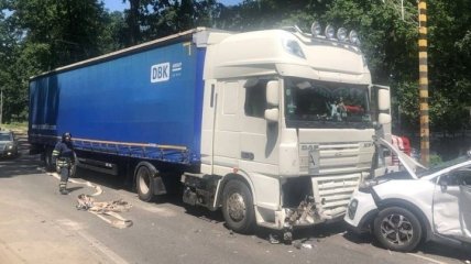 На Киевщине грузовик столкнулся с легковушкой: четыре человека пострадали (фото)