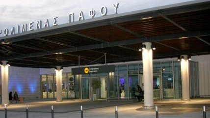 Опоздал на посадку: украинец на Пафосе "продирался" к самолету