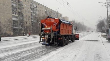 Борьба со снегом: как работает снегоуборочная техника на дорогах Киева (Фото)