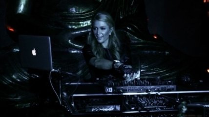 Пэрис Хилтон за DJ-пультом в российском клубе 