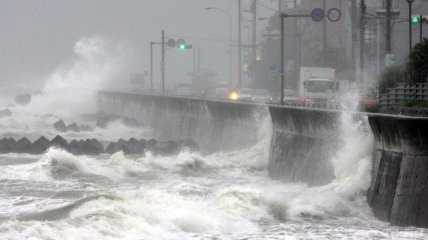 На Японию обрушился тайфун: высота волн - 12 м 