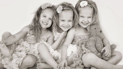 Мама тройняшек делится очаровательными снимками своих дочурок (Фото)