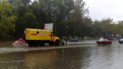 Ливень в Одессе: спасатели откачивают воду и расчищают дороги