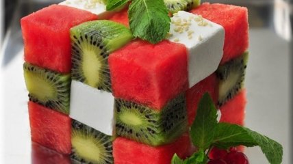 Необычный фруктовый салат в форме кубика Рубика
