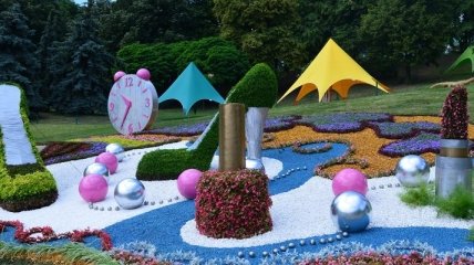 В Киеве на Певческом поле открылась необычная выставка цветов