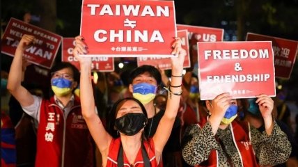 Протестующие на Тайване в масках цвета украинского флага