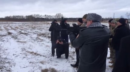 Порошенко стреляет на военном полигоне (Видео)