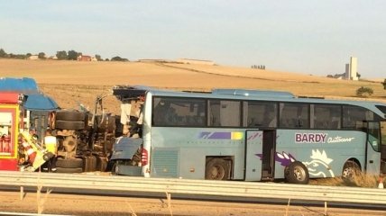 Во Франции столкнулись грузовик и автобус, перевозивший детей