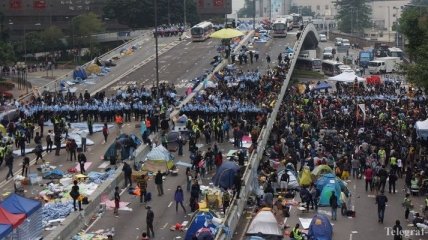 В Гонконге полиция разбирает последние баррикады