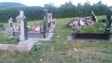 На Закарпатье дети устроили погром на кладбище
