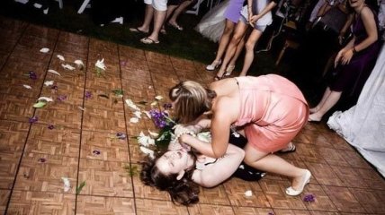 Смех до слез: безумные девушки на свадьбе, которые поймали букет невесты 