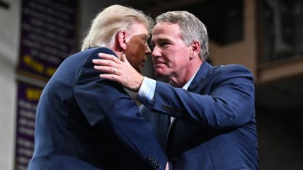 Трамп жмет руку Хастеду