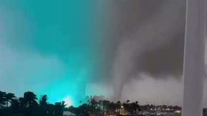 Вибухи, спалахи та руйнування: у США по місту пронісся торнадо (відео)