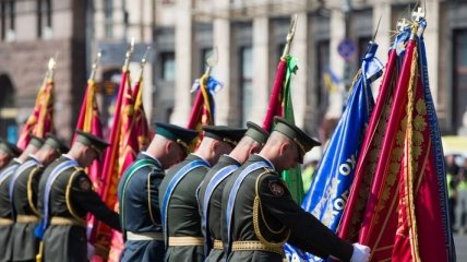 "Слава Украине": Порошенко сегодня внесет изменения в устав ВСУ