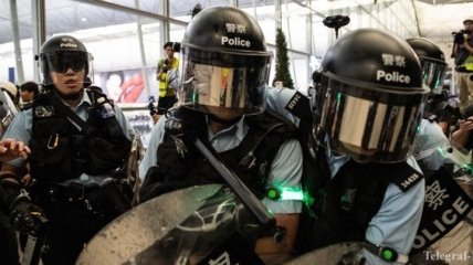 В Гонконге полиция применила слезоточивый газ против учасников протеста 