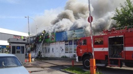 В Киеве возле станции "Дарница" горели павильоны
