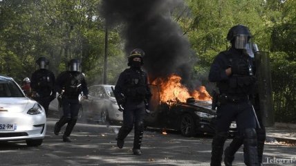 Слезоточивый газ, погромы и массовые задержания: "желтые жилеты" вновь провели акцию в Париже (Видео)