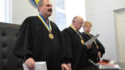 Судья Василий Маличенко (первый слева)
