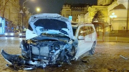 От удара у машины вырвало колесо: в центре Киева произошло "мажорное" ДТП (эксклюзивные фото и видео)