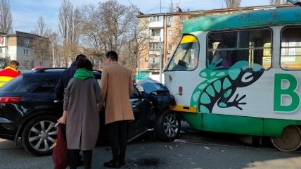 В Одессе элитное авто не пропустило трамвай, есть пострадавшая (фото)