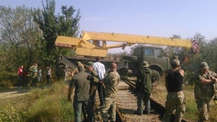 Активисты заблокировали железную дорогу к заводу "Крымский титан"
