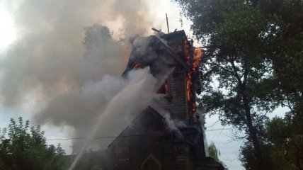В Сумской области от удара молнии загорелась старинная церковь