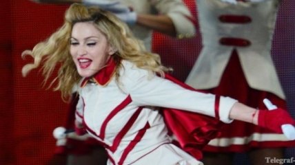 Мадонна разбила лицо во время концерта в Колумбии (Фото, Видео)