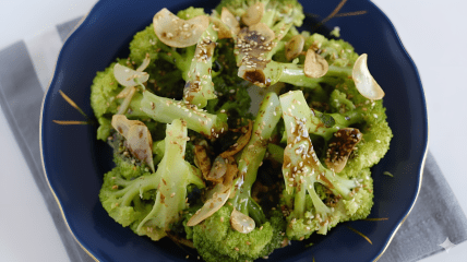 Салат из брокколи с чесночными чипсами