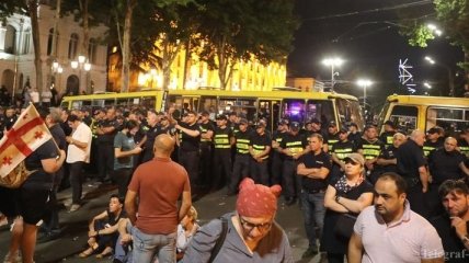 Протесты в Грузии: митингующие подрались с полицией 