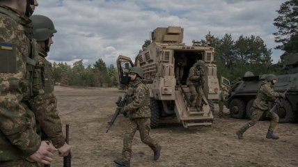 Новобранці полку "Азов" висаджуються з американської тактичної машини під час навчань