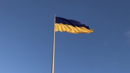 Ко Дню государственного флага в Киеве подняли самый большой флаг Украины (Видео)