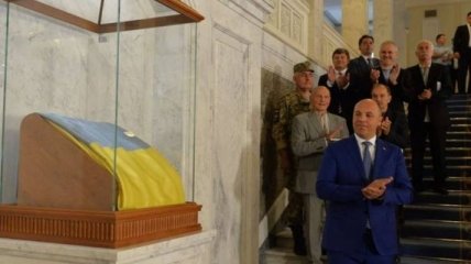 Более миллиона гривен за флаг: Рада "реставрировала" экспозицию