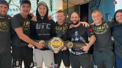 Петр Ян показал чемпионский пояс UFC прямо на борту самолета (Фото)