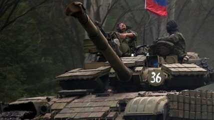 В Краснодоне террористы на танке въехали в троллейбус 