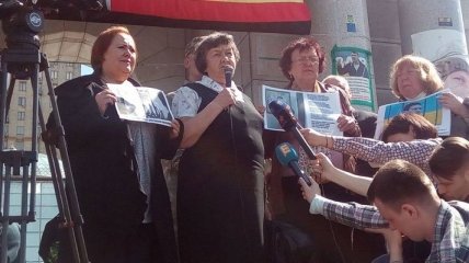 Мама Надежды Савченко на Майдане поблагодарила людей за поддержку