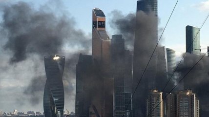 В Москве загорелся строящийся небоскреб