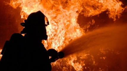 У Києві масштабна пожежа на ринку: відео та подробиці