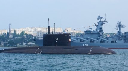 Підводний човен "Ростов-на-Дону", а на задньому фоні крейсер "Москва"