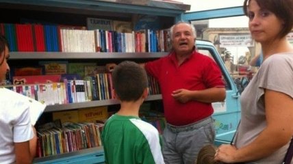 Итальянец учит детей любви к чтению оригинальным способом