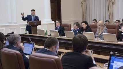 Кабмин намерен публично отчитываться о повышении зарплат украинцам 