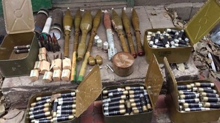 В Марьинке нашли арсенал боеприпасов в подвале частного дома (Видео)