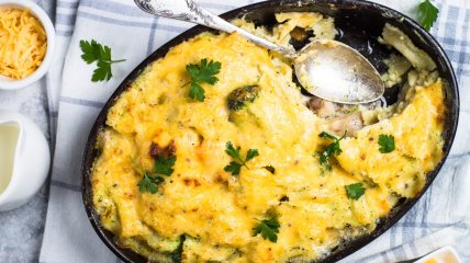 Риба в духовці під шубкою з овочів і сиру: простий та смачний рецепт (відео)