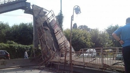 В Киеве грузовик снес пешеходный мост