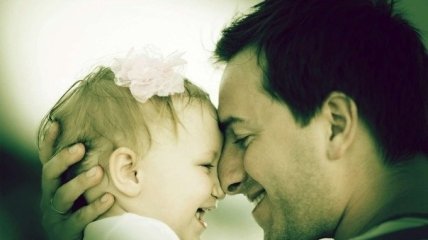 Зарядка папы с маленькой дочкой (ВИДЕО)