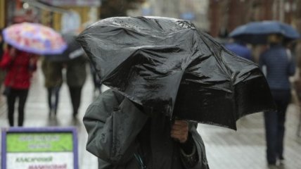 Людина зі парасолькою
