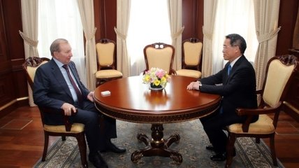 Кучма поговорил с послом Японии о ситуации на Донбассе