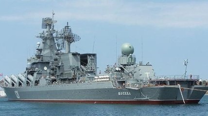 К кораблям Украины в Черном море приближаются 3 катера РФ и крейсер "Москва"